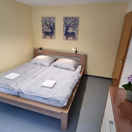 Hostel-ferienwohnung Am Schlosspark Apartment *